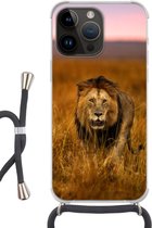 Telefoonhoesje Geschikt voorApple Iphone 14 Pro - Leeuw - Savanne - Gras - Siliconen - Crossbody - Backcover met Koord - Telefoonhoesje met koord - Hoesje met touw