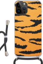 Geschikt voorApple Iphone 14 Pro Max - Crossbody Case - Tijgerprint - Bruin - Oranje - Siliconen - Crossbody - Backcover met Koord - Telefoonhoesje met koord - Hoesje met touw