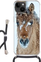 Geschikt voorApple Iphone 14 - Crossbody Case - Jong fjord paard bedekt met sneeuw - Siliconen - Crossbody - Backcover met Koord - Telefoonhoesje met koord - Hoesje met touw