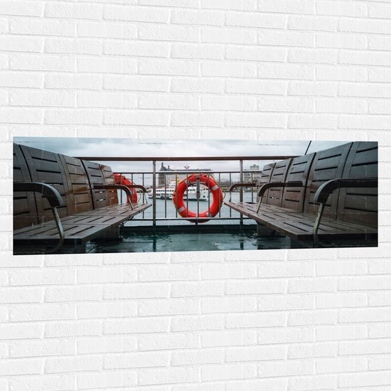 WallClassics - Muursticker - Bankjes op Boot - 150x50 cm Foto op Muursticker