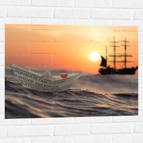 WallClassics - Muursticker - Papieren Bootje op Zee met Groot Schip en Zon - 80x60 cm Foto op Muursticker