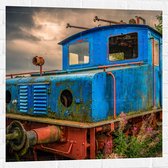 WallClassics - Muursticker - Oude Veroeste Blauwe Trein - 80x80 cm Foto op Muursticker