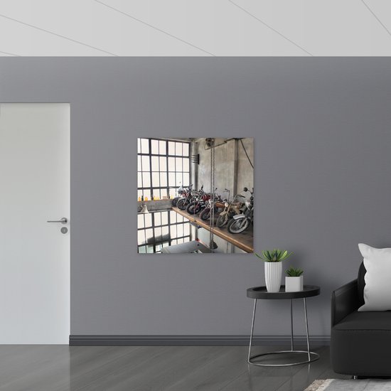 WallClassics - Panneau en mousse PVC - Motos garées dans un hangar - Photo 100 x 100 cm sur panneau en mousse PVC (avec système de suspension)