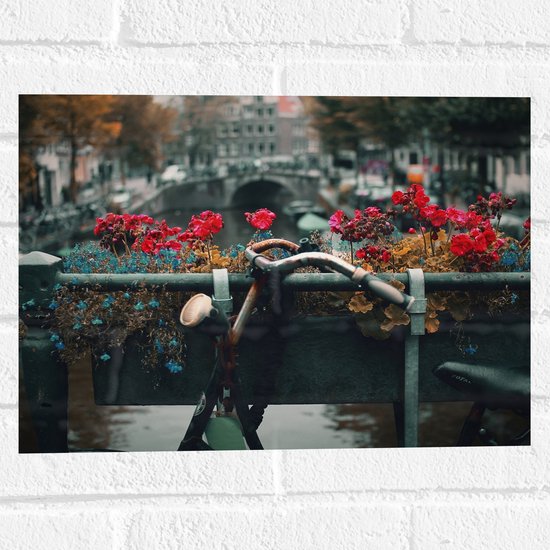 WallClassics - Muursticker - Geparkeerde Fiets bij Amsterdamse Grachten - 40x30 cm Foto op Muursticker