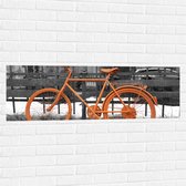 WallClassics - Muursticker - Oranje Fiets tegen Zwart Witte Achtergrond - 120x40 cm Foto op Muursticker