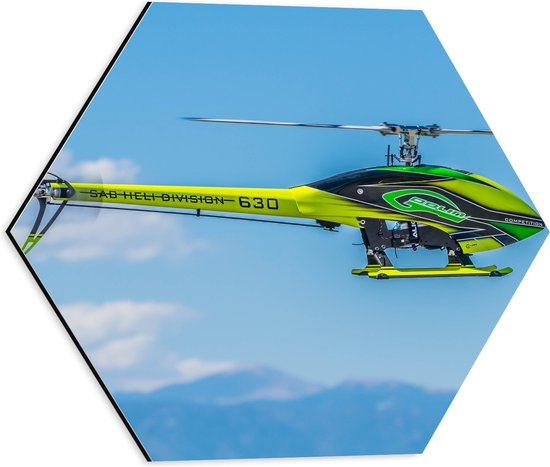 WallClassics - Dibond Hexagon - Geel Groene Helikopter bij Wolken - 40x34.8 cm Foto op Hexagon (Met Ophangsysteem)