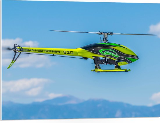 WallClassics - PVC Schuimplaat- Geel Groene Helikopter bij Wolken - 80x60 cm Foto op PVC Schuimplaat