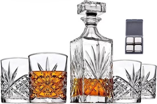 Decanteerkan Met Een Glas Likeur Stock Foto - Afbeelding van close
