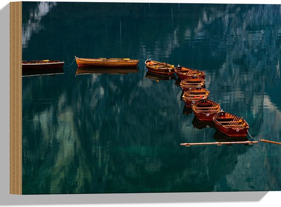 WallClassics - Hout - Rij Vissersboten op Helder Water - 40x30 cm - 12 mm dik - Foto op Hout (Met Ophangsysteem)