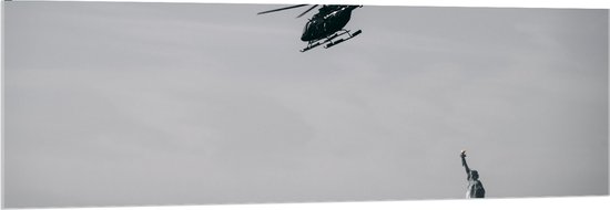 WallClassics - Acrylglas - Helikopter zwevend boven Vrijheidsbeeld in New York - 150x50 cm Foto op Acrylglas (Met Ophangsysteem)
