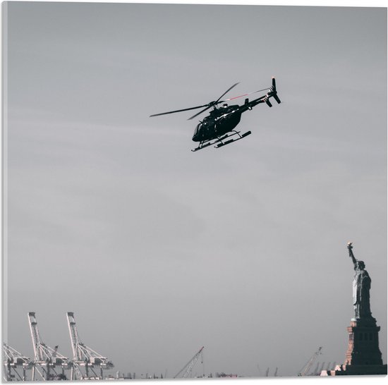 WallClassics - Acrylglas - Helikopter zwevend boven Vrijheidsbeeld in New York - 50x50 cm Foto op Acrylglas (Wanddecoratie op Acrylaat)