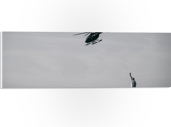 WallClassics - PVC Schuimplaat- Helikopter zwevend boven Vrijheidsbeeld in New York - 60x20 cm Foto op PVC Schuimplaat