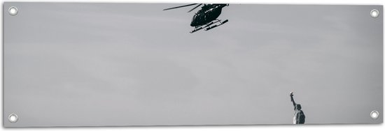 WallClassics - Tuinposter – Helikopter zwevend boven Vrijheidsbeeld in New York - 90x30 cm Foto op Tuinposter  (wanddecoratie voor buiten en binnen)