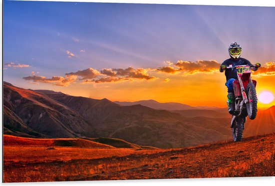 WallClassics - Dibond - Motorrijder bij Berglandschap met Zon - 105x70 cm Foto op Aluminium (Wanddecoratie van metaal)