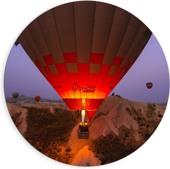 WallClassics - Dibond Muurcirkel - Luchtballonnen bij Bergen - 90x90 cm Foto op Aluminium Muurcirkel (met ophangsysteem)