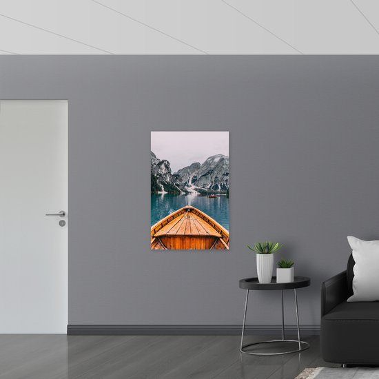 WallClassics - Dibond - Bateau en bois vers Montagnes - Photo sur aluminium 70x105 cm (avec système de suspension)