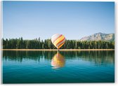 WallClassics - Plexi Acrylglas- Luchtballon landend op Kust bij Water - 40x30 cm Foto op Acrylglas (Met Ophangsysteem)