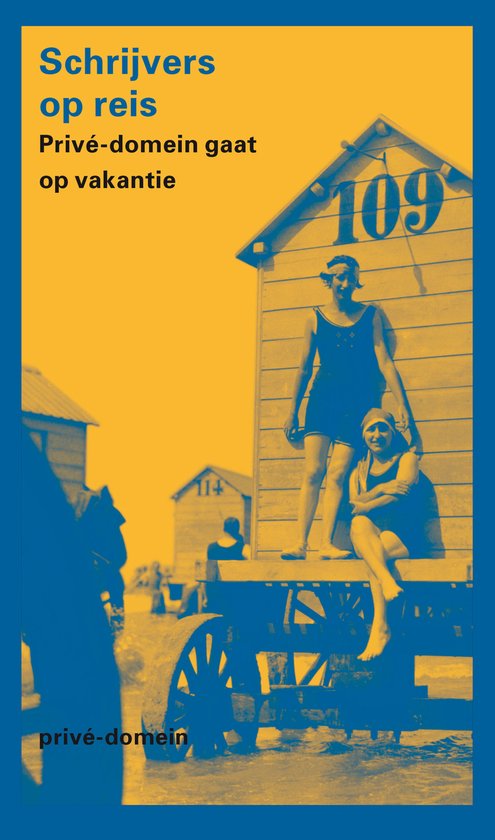 Boekcover 'Schrijvers op reis'. Twee vrouwen in badkleding bij strandhuisje nummer 109.
