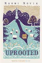 Boekcover met de titel Uprooted van Naomi Novik. Een illustratie in paars, goud en blauw van een toren op een heuvel met huisjes en bomen.