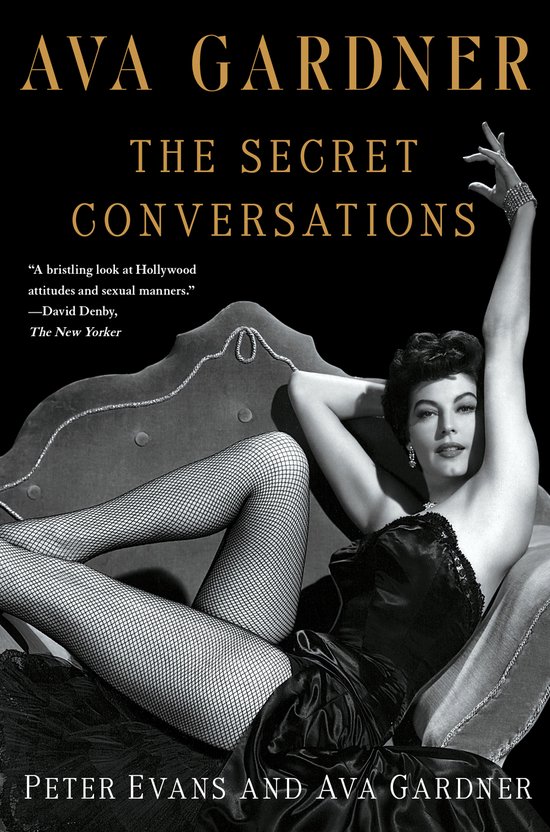 Boekomslag van 'Ava Gardner: The Secret Conversations' met een zwart-witfoto van Ava Gardner liggend op een bank. Titel en tekst in goud.