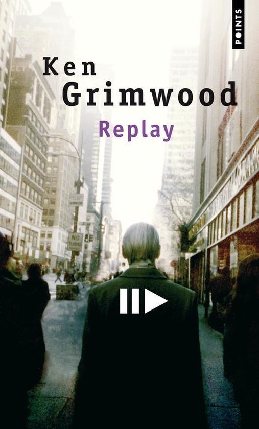 Boek kaft van "Replay" door Ken Grimwood. Man met korte grijze haren staat met de rug naar de camera, gekleed in een donker colbert. Op de achtergrond een straatbeeld met gebouwen.