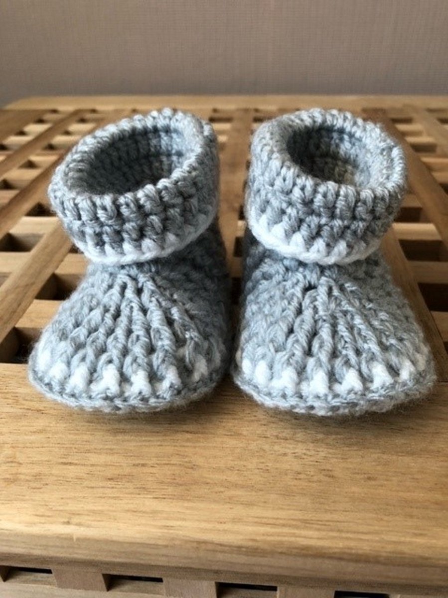 Babyslofjes 0-6 maanden | babyschoentjes | gehaakt | zool 11cm | grijs | handgemaakt | baby cadeau | baby shower cadeau | kraamcadeau | Sinterklaascadeau baby | Kerstcadeau baby | pantoffels | meisjes | jongens pantoffels | winter | warme pantoffels