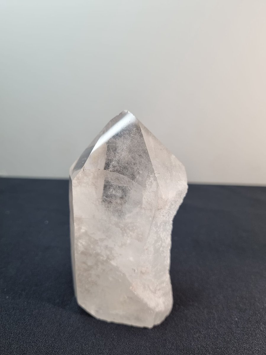 Bergkristal/Paal decoratieve steen 337 gram 10 x 6 cm.