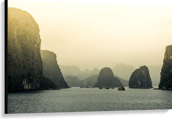 WallClassics - Canvas  - Ha Long Bay - Vietnam - 120x80 cm Foto op Canvas Schilderij (Wanddecoratie op Canvas)