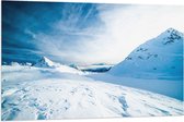 WallClassics - Drapeau - Plaine de neige dans les Montagnes - 120x80 cm Photo sur drapeau en polyester