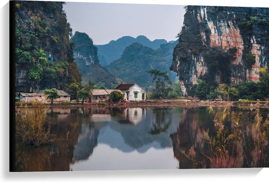WallClassics - Canvas  - Huisje bij Water en Bergen - Vietnam - 90x60 cm Foto op Canvas Schilderij (Wanddecoratie op Canvas)