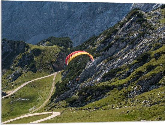 WallClassics - Acrylglas - Paraglidend door de Bergen en Natuur - 80x60 cm Foto op Acrylglas (Wanddecoratie op Acrylaat)