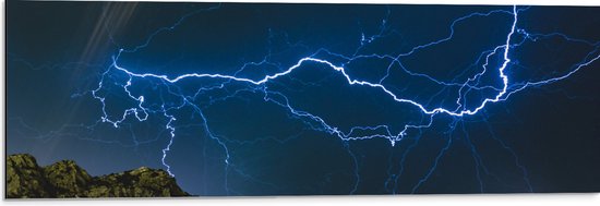 WallClassics - Dibond - Bliksem en Onweer in de Bergen - 90x30 cm Foto op Aluminium (Met Ophangsysteem)