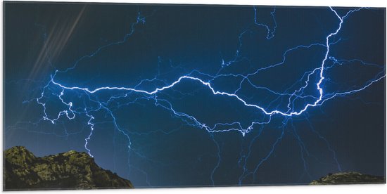 WallClassics - Vlag - Bliksem en Onweer in de Bergen - 100x50 cm Foto op Polyester Vlag