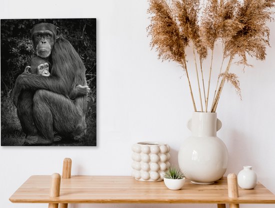 Tableau sur toile Chimpanzé protecteur avec son petit - noir et blanc - 30x40 cm - Décoration murale