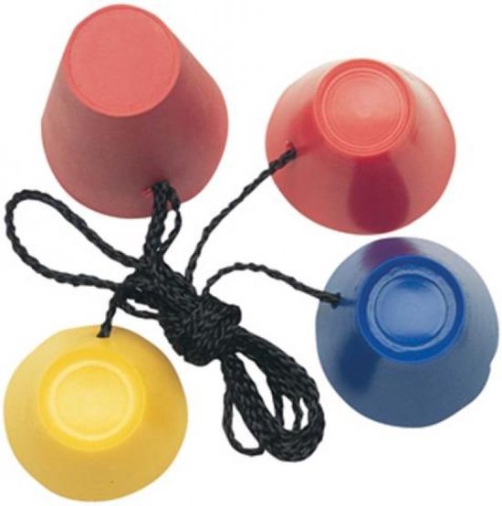 Vier gekleurde golf tees op een rij, verbonden door een zwart koord. Rood, blauw en geel.