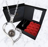 Mea Manu® I Love You Ketting in 100 Talen - Zilver - Moederdag - Moederdag cadeautje - Cadeautje voor vrouw - Valentijn Geschenkset - Rozen Giftbox met ketting - 12x rode zeeprozen met geur  - Geschenkdoos - Valentijn cadeautje voor haar
