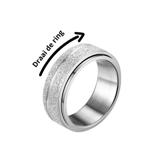 Zilverkleurige ring met een glinsterende, gestreepte band en een pijl met tekst 'Draai de ring'.