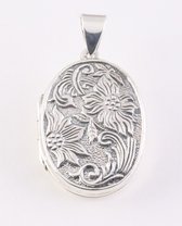 Ovaal zilveren medaillon met bloemengravering