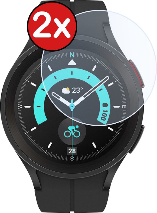 Zwarte smartwatch met 2x schermprotector die deels over het scherm ligt.