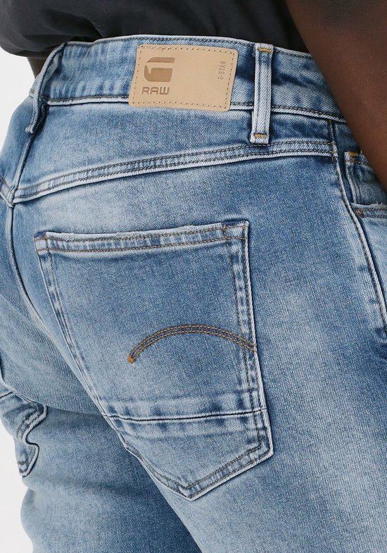 Close-up van de achterkant van een lichtblauwe G-Star jeans met label.