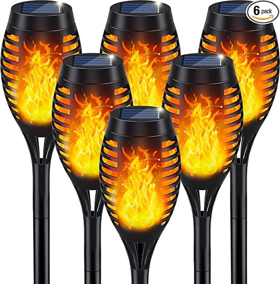 Zes zwarte tuinfakkels met een vlammen-effect, met zonnepanelen bovenop.
