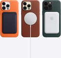Drie iPhone 14 Pro Max hoesjes: oranje met donkerblauw MagSafe portemonnee, bruin met witte MagSafe oplader, groen met witte MagSafe batterij.