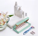 Rasoir avec des détails bleus et roses, présenté dans une boîte de 10 recharges.