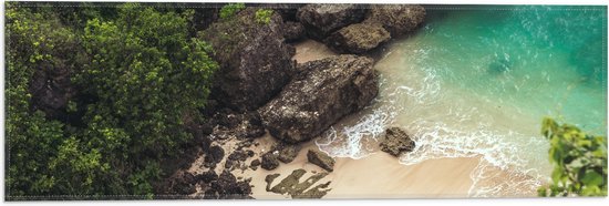 WallClassics - Vlag - Strand bij Rotsen Vanuit de Lucht - 60x20 cm Foto op Polyester Vlag