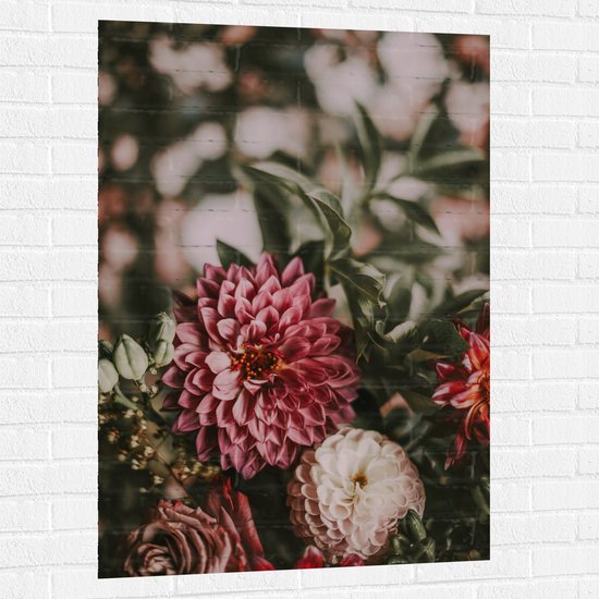 WallClassics - Muursticker - Close-Up van Rood/Roze en Witte Bloemen - 80x120 cm Foto op Muursticker