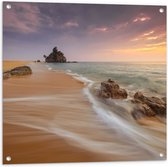 WallClassics - Tuinposter – Zee met Rotsen bij Pastelkleurige Lucht - 80x80 cm Foto op Tuinposter  (wanddecoratie voor buiten en binnen)