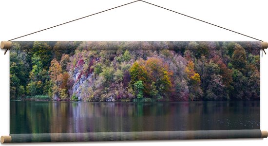 WallClassics - Textielposter - Gekleurde Bos aan het Water - 90x30 cm Foto op Textiel