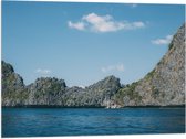 WallClassics - Drapeau - Montagnes aan Zee avec ciel bleu - Photo 80x60 cm sur drapeau en polyester