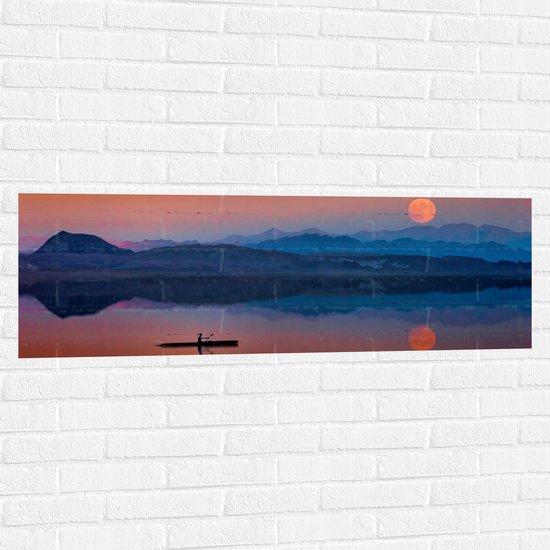 WallClassics - Muursticker - Bootje op het Water Met Rode Maan - 120x40 cm Foto op Muursticker