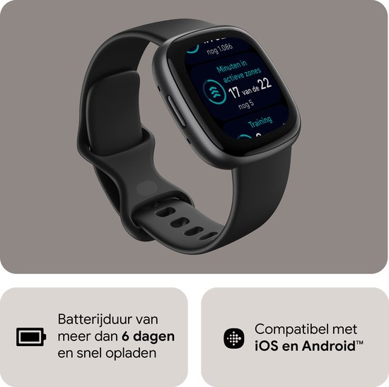 Zwarte Fitbit Versa 4 smartwatch met actieve zones weergave, met tekst over batterij.